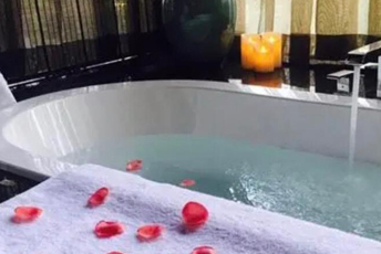 西安未央区水疗池中的失重冥想：当身体学会漂浮